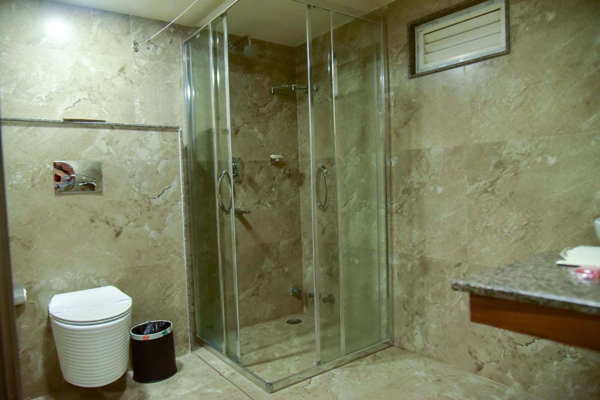 Hotel Apollo Grand 구와하티 외부 사진